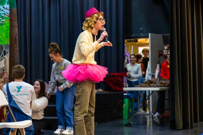 High school actors perform for younger students